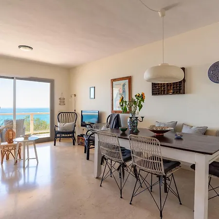 3 Bed 100 M From The Apartment *