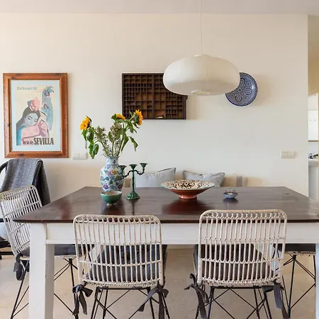 3 Bed 100 M From The Apartment *