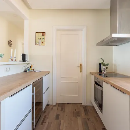 Apartment 3 Bed 100 M From The *