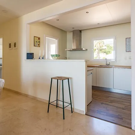 Apartment 3 Bed 100 M From The *