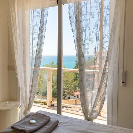 3 Bed 100 M From The Apartment *